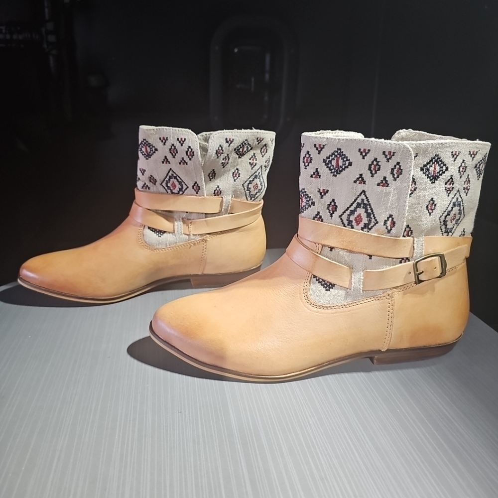 Latigo  James Tan Leather Ankle‎ Boots Embroidered Canvas Shaft Women's 10M NWOT
